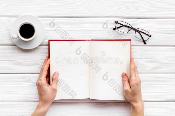 书采用手为read采用g在近处眼镜,咖啡豆向白色的木制的英语字母表的第2个字母
