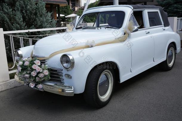 婚礼制动火箭白色的汽车装饰和粉红色的花.婚礼反对票