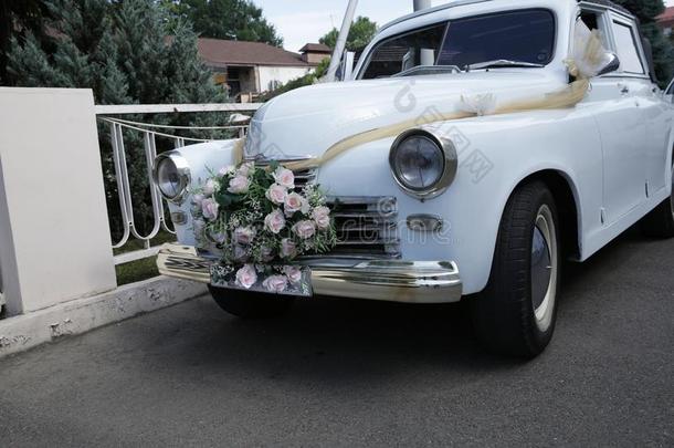 婚礼制动火箭白色的汽车装饰和粉红色的花.婚礼反对票