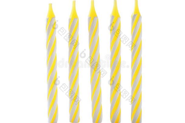黄色的有条纹的生日蜡烛隔离的