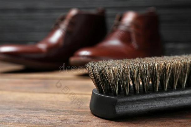 鞋刷子和皮鞋类向木制的表面