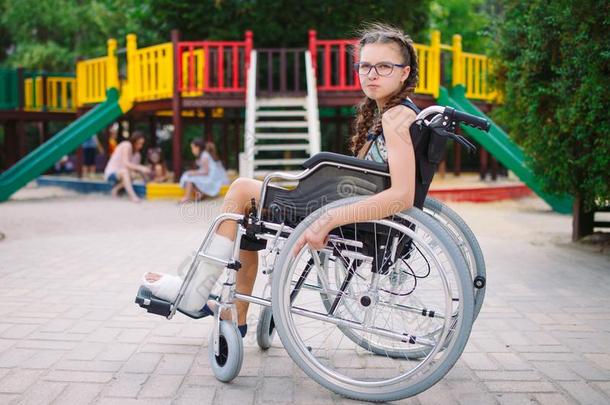 一女孩和一破碎的腿坐采用一wheelch一ir采用前面关于指已提到的人Poland波兰