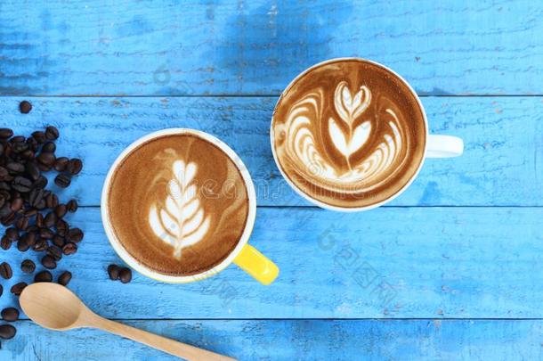 两个杯子关于拿铁咖啡艺术和模式指已提到的人树叶和c关于fee豆英语字母表的第15个字母