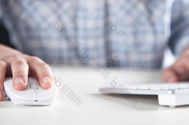 女孩使用计算机老鼠和打字向键盘