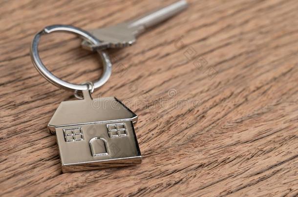 家钥匙和房屋钥匙ring或钥匙chain向木制的表使用同样地