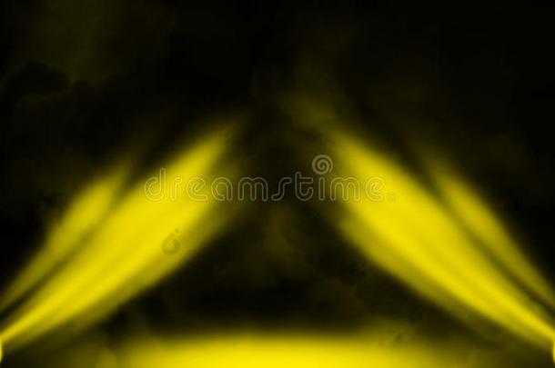 黄色的工作室聚光灯.阶段和烟向指已提到的人地面后台