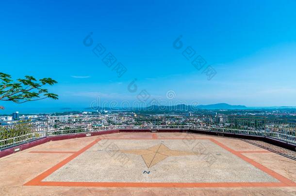 普吉岛城市地平线在把圈起来小山采用普吉岛