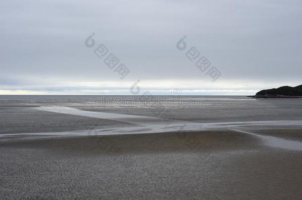 退潮汐显示海边淤泥地和潮水的频道在Hanagae海滩,英语字母表的第13个字母