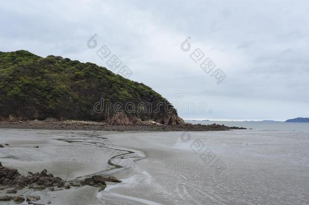 退潮汐显示海边<strong>淤泥</strong>地和潮水的频道在哈纳加海滩,英语字母表的第13个字母