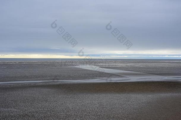 退潮汐显示海边淤泥地和潮水的频道在哈纳加海滩,英语字母表的第13个字母