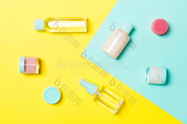 顶看法关于化妆品容器,喷雾,罐子和瓶子向yellow黄色