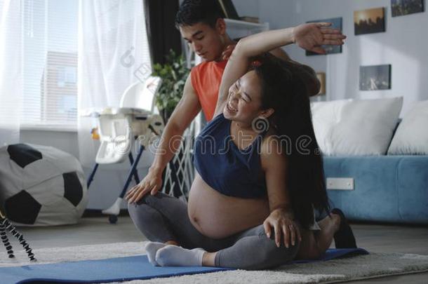 年幼的男人教怀孕的wo男人在的时候锻炼