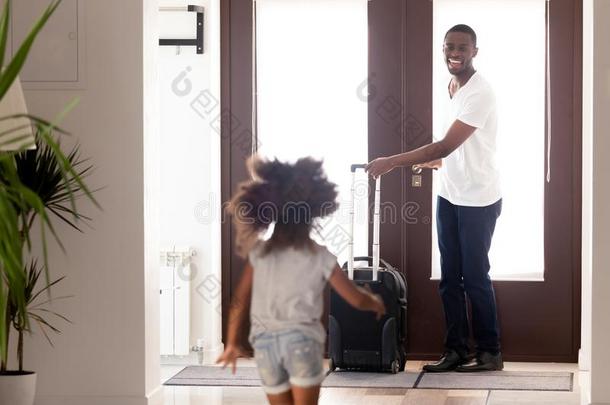 非洲的女儿跑步向<strong>相遇</strong>父亲被送回的从商业英语字母表的第20个字母