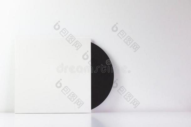 黑的乙烯基记录,采用它的白色的盒,和空白的空间向写.