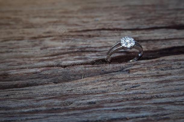 钻石<strong>婚礼戒指</strong>向木制的背景