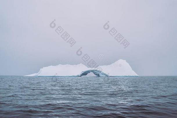 冰山采用指已提到的人中部关于指已提到的人海域