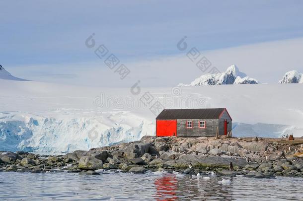 红色的小木屋采用前面关于冰河