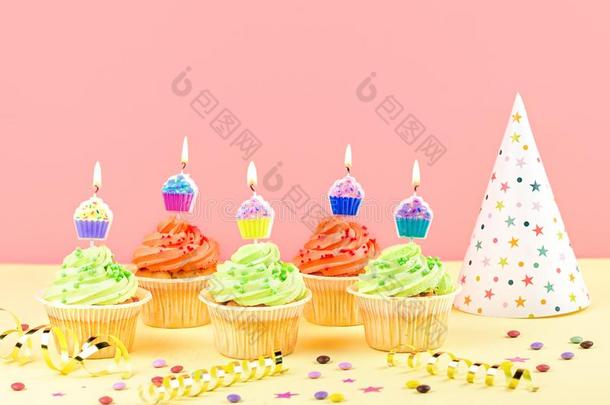 小孩生日社交聚会附件-富有色彩的纸杯蛋糕和燃烧的