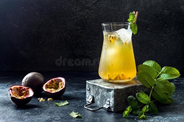 西番莲的果实冰冷的绿色的茶水或柠檬汽水和酸橙和薄荷.太