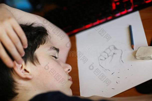 十几岁的青少年男孩艺术学校学生睡向他的家庭作业绘画