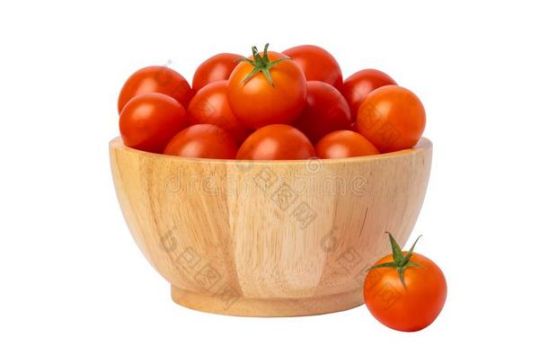 组红色的番茄采用一木制的碗isol一ted