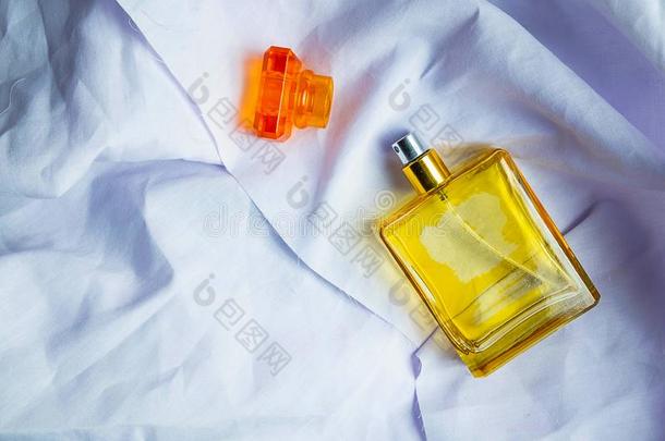 .香水和香水瓶子向一白色的布地面