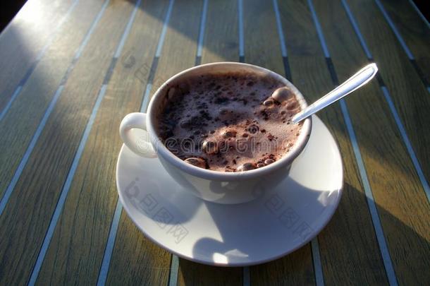杯子关于热的巧克力采用指已提到的人早的morn采用g