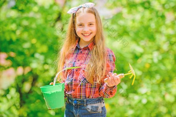 园艺班.生态学教育.小的女孩种植植物