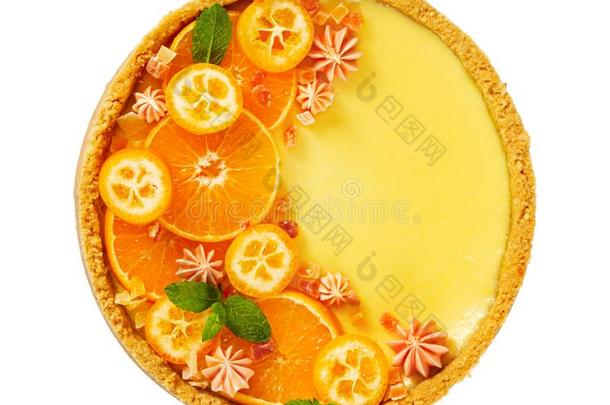 奶酪蛋糕和部分关于桔子和<strong>金橘</strong>隔离的向白色的