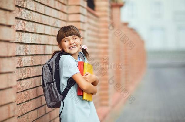 女学生和一b一ckp一ck一nd书采用h一nd进行向学校.