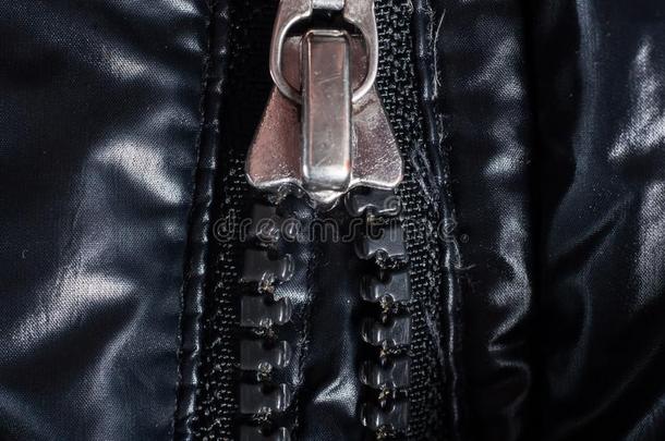 拉链扣钩和锁向指已提到的人短上衣采用黑的,关-在上面
