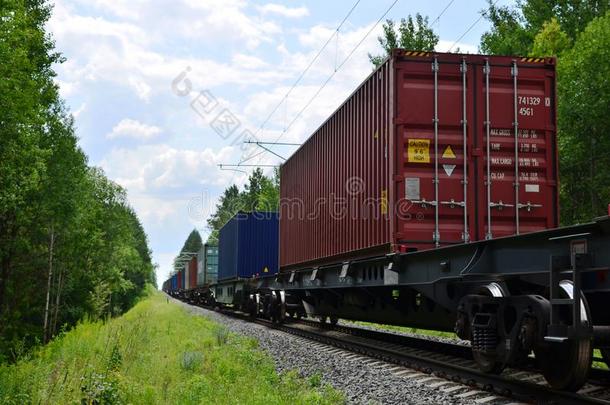 <strong>货运</strong>火车,运送关于<strong>铁路</strong>cablerelaystations电缆继电器站在旁边货物容器