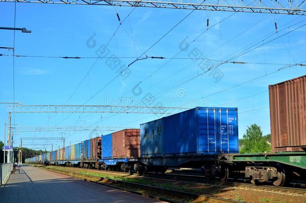 货运火车,运送关于铁路cablerelaystations电缆继电器站在旁边货物容器