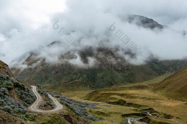 弧形的山路采用多雾的山s,岩洞马里亚诺拉莫哈,英语字母表的第16个字母