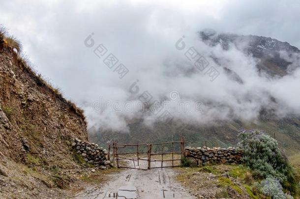 弧形的山路采用多雾的山s,岩洞马里亚诺拉莫哈,英语字母表的第16个字母