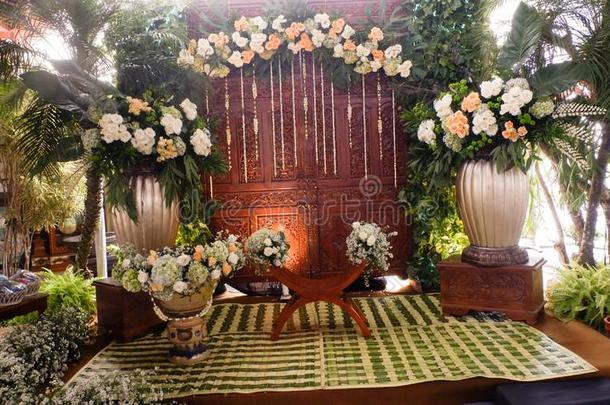 爪哇语婚礼阶段装饰和新鲜的花