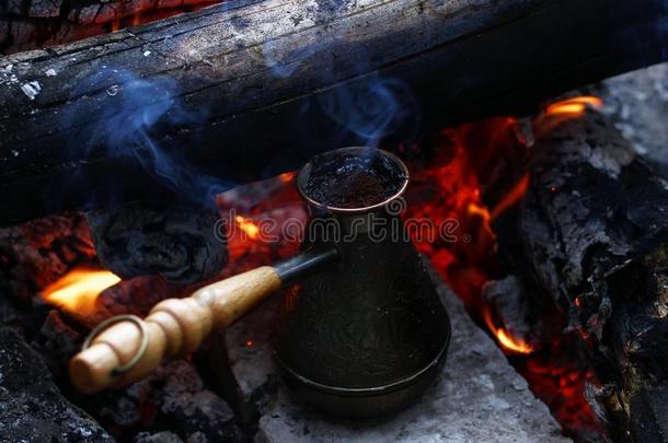 金属土耳其式咖啡壶和热的咖啡豆向一b向fire