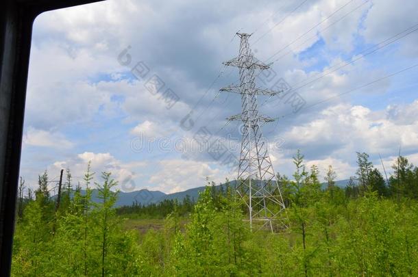 用电的粘贴经过西伯利亚的森林和小山,一起欺骗围栏