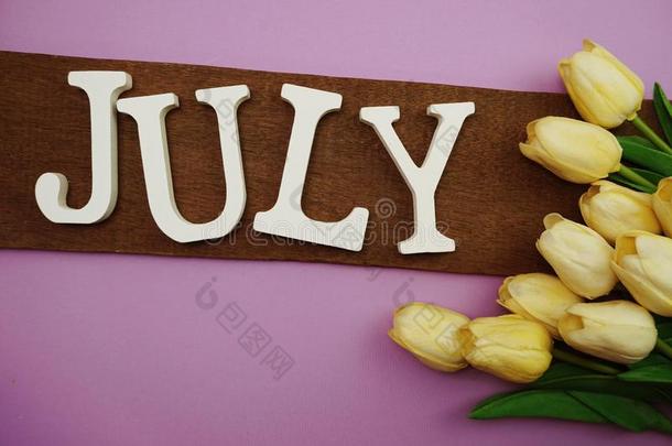 七月字母表信和郁金香花和空间向紫色的后面