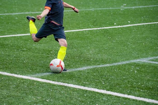 年幼的男孩玩吧足球足球,健康的生活方式和成功
