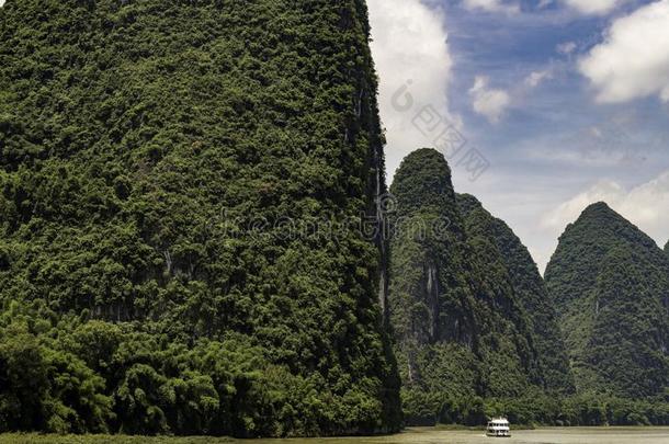 桂林<strong>中国著名</strong>的石灰岩地区常见的地形山身材高的一天河巡游丽江