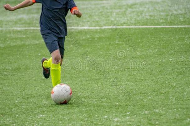 年幼的男孩玩吧足球足球,健康的生活方式和成功