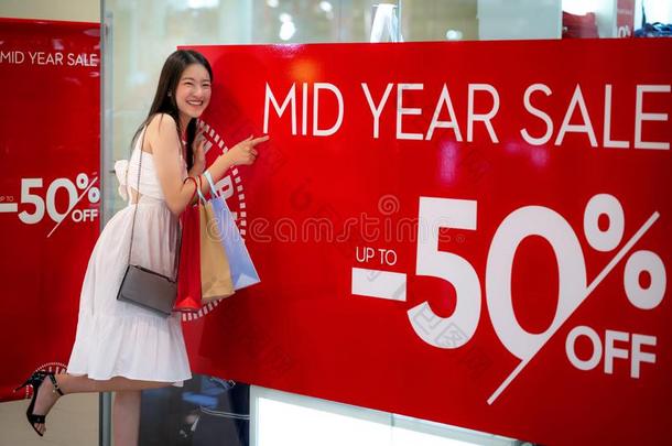 亚洲人女孩购物和中间的年卖50佩森从落下促进