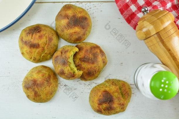 烤箱烘烤制作的菠菜和花椰菜小馅饼