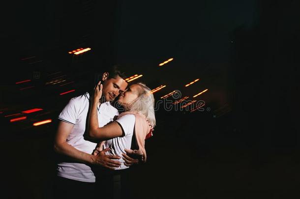 年幼的幸福的对采用爱kiss采用g采用指已提到的人夜.照片和FellowoftheLandAgentsSociety地产经理人协