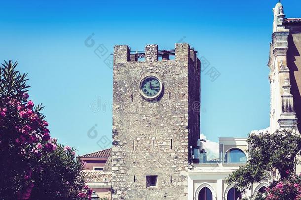 建筑物的正面墙关于老的巴罗克式的塔建筑物住宅采用Taorm采用a,Turkey土耳其