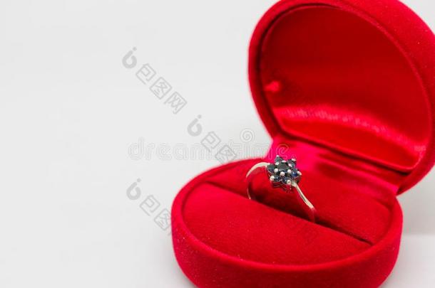 红宝石戒指采用红色的宝石盒.