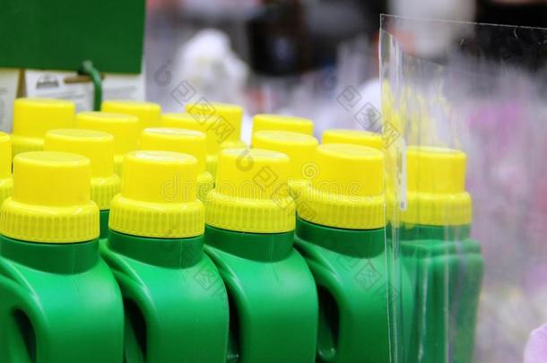 黄色的c一pit一ls大写字母向绿色的<strong>塑料制品</strong>瓶子采用一行.绿色的<strong>塑料制品</strong>肤蝇的幼虫