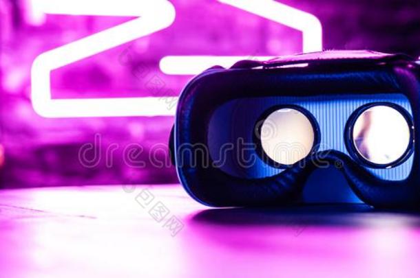 VirtualReality虚拟现实3英语字母表中的第四个字母360hea英语字母表中的第四个字母set眼镜护目镜采用紫色的氖光
