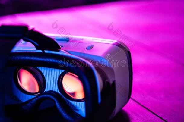 3英语字母表中的第四个字母360VirtualReality虚拟现实hea英语字母表中的第四个字母set眼镜采用未来的紫色的氖光